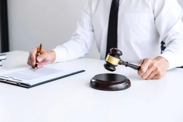 Zakenman of advocaat werkt op een documenten, rechter hamer met J — Stockfoto