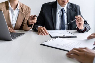 İş adamı profilini iki seçmeli virgüle açıklıyor.