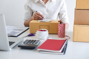 Genç girişimci Sme sipariş müşteri almak ve pac ile çalışma