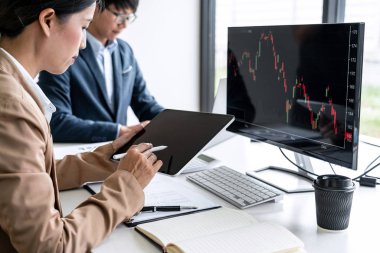 Bilgisayar, dizüstü bilgisayar, tartışma ile çalışan iş ekibi ortağı 