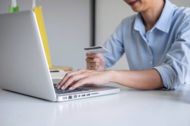 Kredi kartı kayıt güvenlik kodu ödemeleri online s kullanarak Kadın