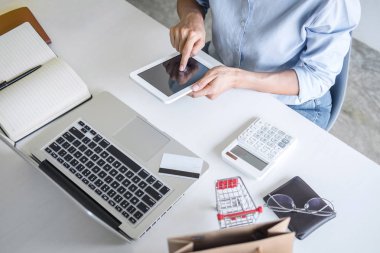 Kredi kartı kayıt güvenlik kodu ve ödemeler onli kullanarak Kadın