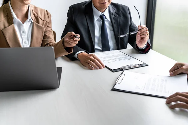 Zakenman die aan twee selectiecommissies uitleg geeft over zijn profiel — Stockfoto