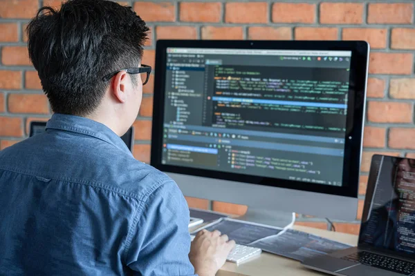 Jovem programador profissional trabalhando no desenvolvimento da programação — Fotografia de Stock