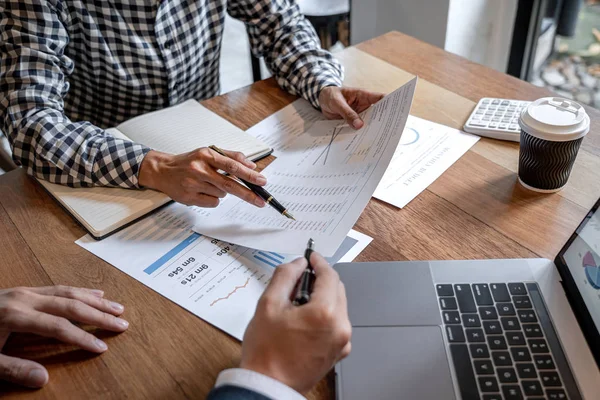 Business gruppsamarbete diskuterar arbetande analys med fin — Stockfoto