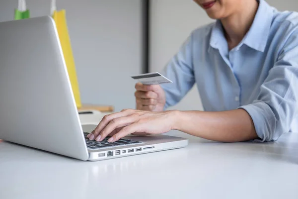 Mulher usando cartão de crédito registrar pagamentos código de segurança on-line s — Fotografia de Stock