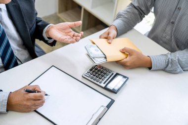 Rüşvet ve yolsuzluk kavramı, rüşvet dolarlık banknot şeklinde