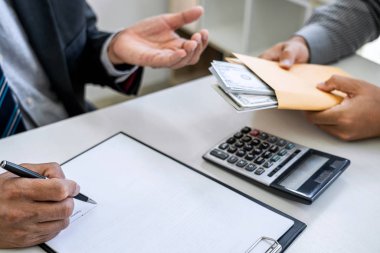 Rüşvet ve yolsuzluk kavramı, rüşvet dolarlık banknot şeklinde