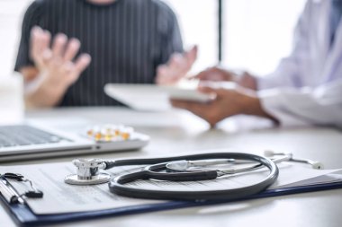 Doktor danışmanlık hasta diseas bir belirti tartışıyor