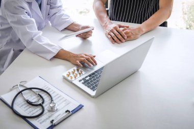 Doktor danışmanlık hasta diseas bir belirti tartışıyor