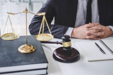 Erkek avukat ya da yargıç ile sözleşme kağıtları, hukuk kitapları çalışma ve
