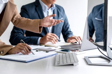 Bilgisayar, planlama ve ana ile çalışan iş ekibi yatırımı