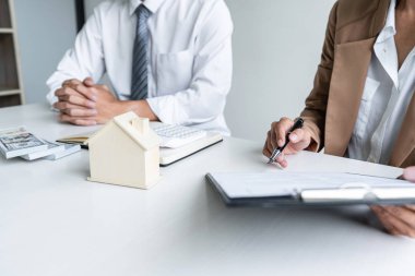 Emlak broker Ajan sunulması ve danışmak için müşteri d