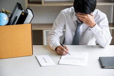 Tüm kişisel eşyalarını ve dosyalarıyla toparlanmaya görüntüleri 