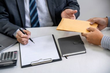 Rüşvet ve yolsuzluk kavramı, rüşvet dolarlık banknot şeklinde