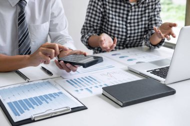 İş arkadaşlarının takım çalışması, yeni strateji danışmanlığı