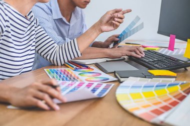 İki meslektaşları yaratıcı grafik tasarım üzerinde çalışmaya renk seçin