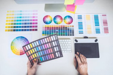 Görüntü renk şartlarını üzerinde erkek yaratıcı grafik tasarımcı çalışma