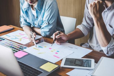 Yaratıcı Web / Grafik Tasarımcı planlama, çizim web sitesi Ekibi 