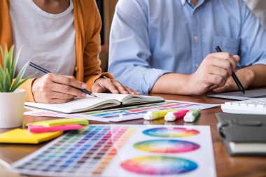 İki meslektaşları yaratıcı grafik tasarım üzerinde çalışmaya renk seçin