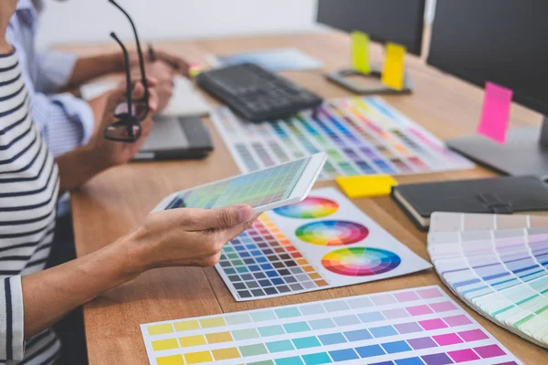 Dos colegas diseñador gráfico creativo que trabaja en la selección de color — Foto de Stock