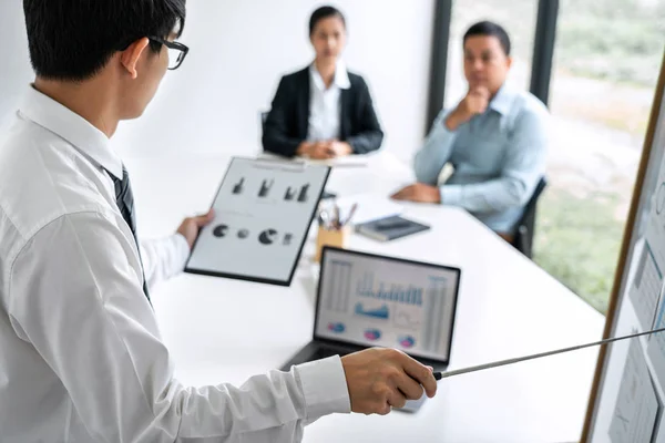 Businesskonferenz mit Präsentation des Projekts, des Führungsteams — Stockfoto