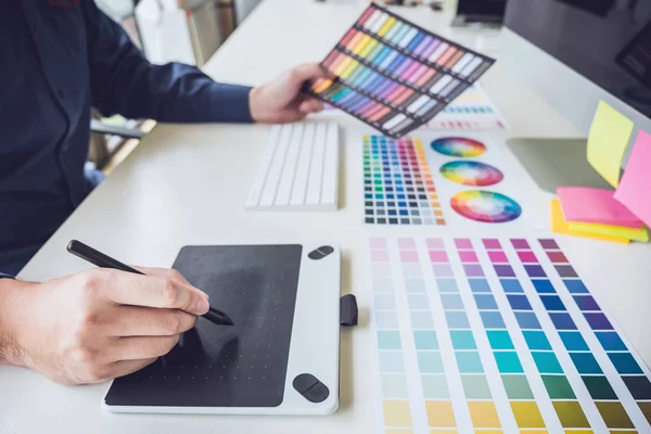 Image of male creative graphic designer working on color selecti — Stock Photo, Image