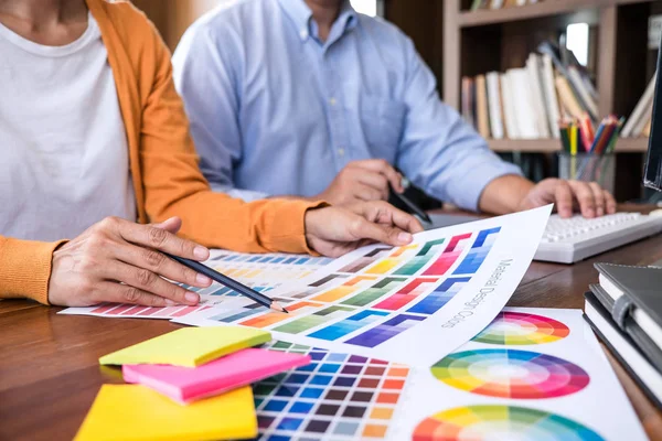Δύο συνάδελφο δημιουργικό γραφίστα εργάζονται για επιλογή χρώματος — Φωτογραφία Αρχείου