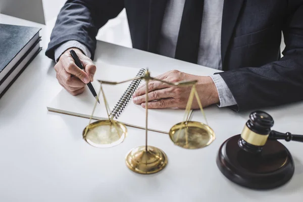 Abogado masculino o juez que trabaja con papeles contractuales, libros de Derecho y — Foto de Stock