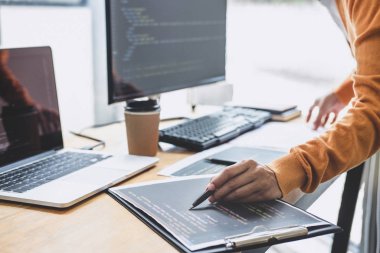 Bir yazılım geliştirme ofisinde çalışan, kod yazan ve veri kodu yazan, HTML, PHP ve javascript ile programlanan genç Profesyonel programcı.