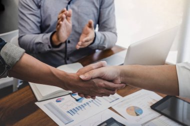 Ticaret anlaşması imzalamak ve bir ortağı olmak için iyi bir anlaşma tartışırken sonra rahat takım titreyen eller iş sözleşme her iki şirketin başarılı iş ortaklığı anlaşması.