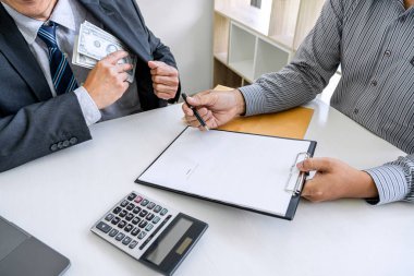 Rüşvet ve yolsuzluk kavramı, rüşvet dolar faturaları, anlaşmaya Emlak sözleşme anlaşma yaparken para zarfı veren işadamı şeklinde ve finansal kurumsal.