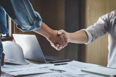 Toplantı ve tebrik, iki projeyi için mühendis veya mimar toplantı, karşılıklı istişare ve konferans yeni proje planı, sonra sözleşme şirketleri, başarı, ortaklık için.