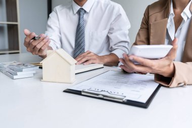 Emlak komisyoncusu, ev kredisi teklifi ve konut sigortası için imza anlaşması, ev modeli gibi konularda müşterilere danışmanlık ve sunum yapar..