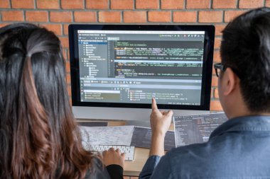 Yazılım geliştirme ofisinde çalışan, kod yazan ve veri kodu yazan programcılar, HTML, PHP ve javascript ile programlama.