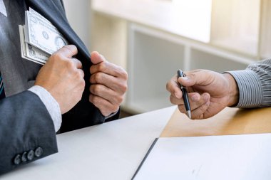 Rüşvet ve yolsuzluk kavramı, rüşvet dolar faturaları, anlaşmaya Emlak sözleşme anlaşma yaparken para zarfı veren işadamı şeklinde ve finansal kurumsal.