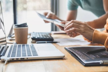 Şirket, kodlar ve yazma veri kodu, HTML, PHP ve javascript ile programlama geliştiren bir yazılım üzerinde çalışan ve işbirliği yapan iki profesyonel programcı.
