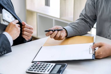 Rüşvet ve yolsuzluk kavramı, dolar banknotları şeklinde rüşvet, danışman iş adamından para alırken bir yandan da gayrimenkul ve finans sözleşmesi için anlaşma yapıyor..