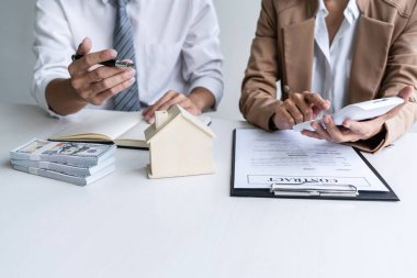 Emlak komisyoncusu, ev kredisi teklifi ve konut sigortası için imza anlaşması, ev modeli gibi konularda müşterilere danışmanlık ve sunum yapar..