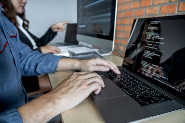 Yazılım geliştirme ofisinde çalışan, kod yazan ve veri kodu yazan programcılar, HTML, PHP ve javascript ile programlama.