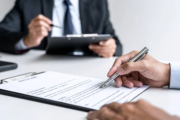 Senior Committee Manager Beim Vorlesen Eines Lebenslaufs Während Eines Bewerbungsgesprächs — Stockfoto