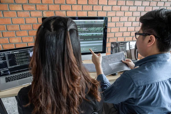 Dos Programadores Profesionales Que Cooperan Trabajan Proyecto Del Sitio Web —  Fotos de Stock