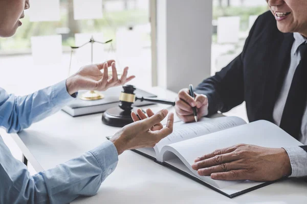 Consulta Conferência Advogados Masculinos Empresária Profissional Trabalhando Discussão Tendo Escritório — Fotografia de Stock