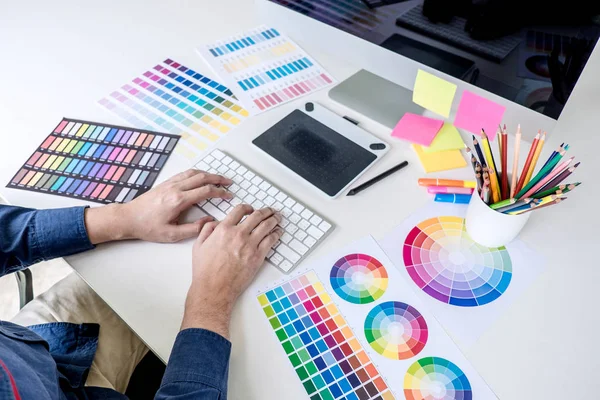 Diseñador Gráfico Creativo Masculino Que Trabaja Selección Colores Muestras Color — Foto de Stock