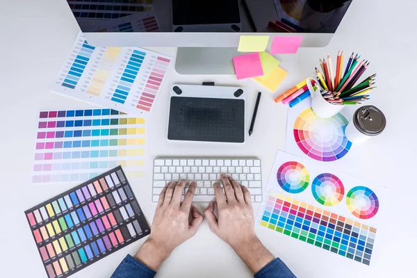 男性創造的なグラフィック デザイナーの色の選択およびカラースウォッチ 取り組んで職場作業ツールとアクセサリー トップ ビュー ワークスペース グラフィック タブレット上に描画 — ストック写真