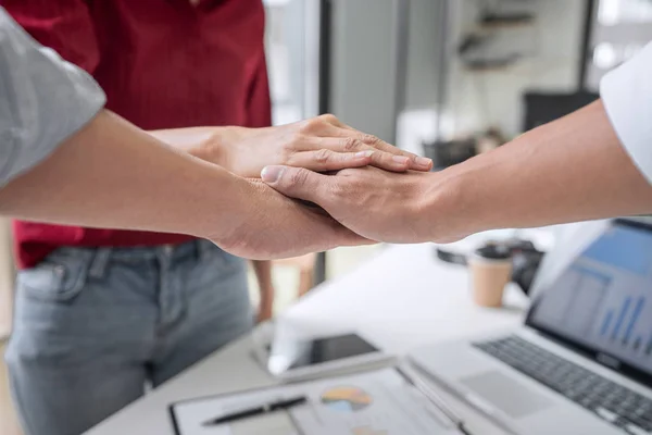 Imagem Pessoas Negócios Juntando Dando Mãos Durante Sua Reunião Conexão — Fotografia de Stock