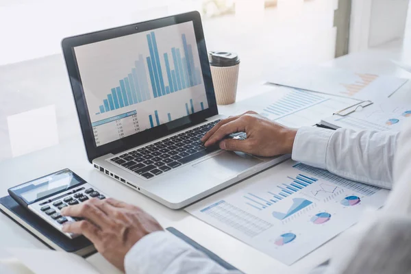 職場でのビジネス戦略と市場成長の新しいプロジェクトのための財務文書データグラフの統計を計算し ラップトップ上で作業し 分析の専門家 — ストック写真
