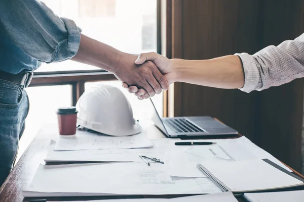 Reunião Saudação Duas Reuniões Engenheiro Arquiteto Para Projeto Aperto Mão — Fotografia de Stock