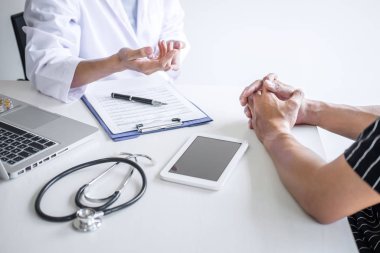 Tanı raporu sunan doktor, hastalık belirtisi ve re