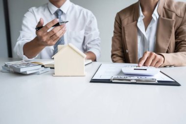 Emlak broker Ajan sunulması ve danışmak için müşteri d